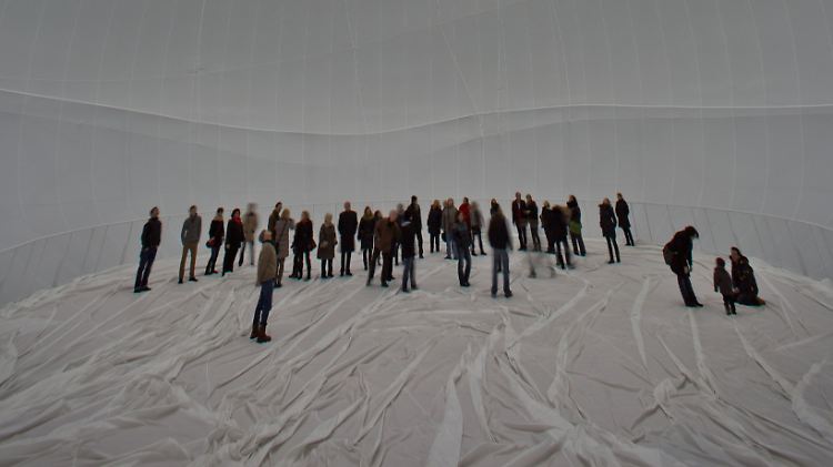 Die Besucher können auch das Innere des Kunstwerks betreten.
