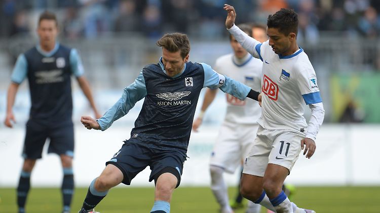 Nullummer in München: Benjamin Lauth behauptet sich und den Ball gegen Herthas Sami Allagui.