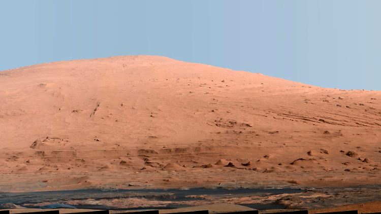 Der Mount Sharp auf dem Mars: Der Himmel sieht nur auf dem Foto so blau aus.