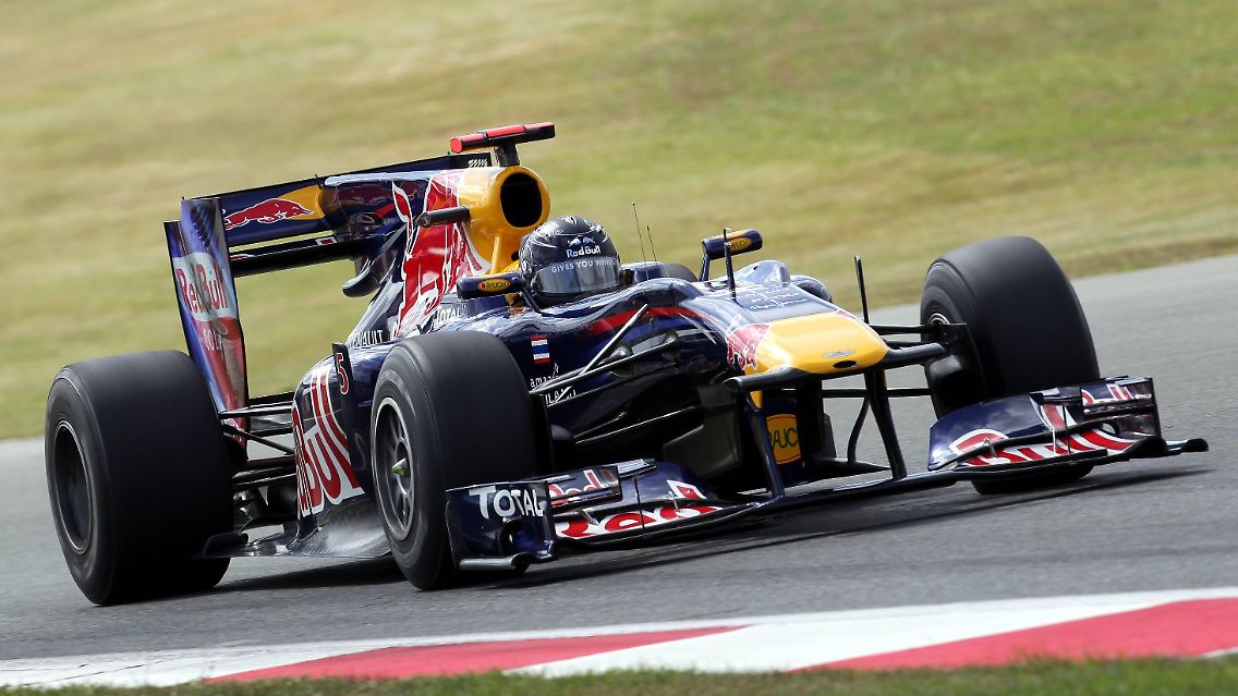 Team Red Bull dominiert sowohl im Training als auch im Qualifying und sichert sich die erste Startreihe.