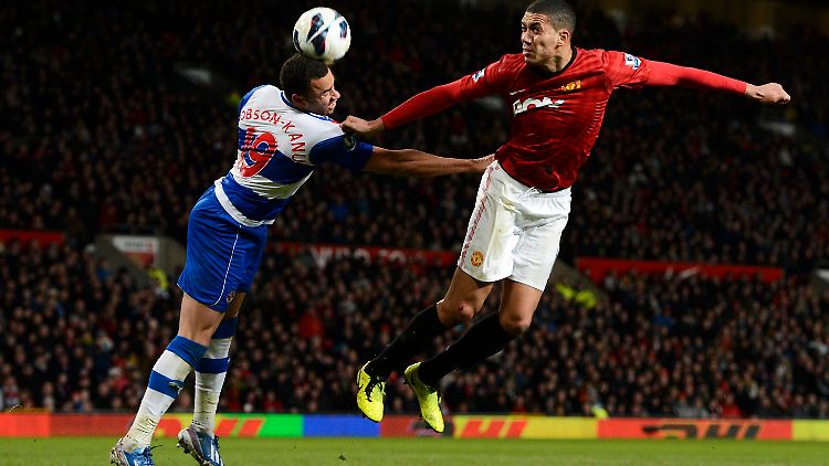 Chris Smalling sticht hier seinen Gegenspieler Hal Robson-Kanu aus.