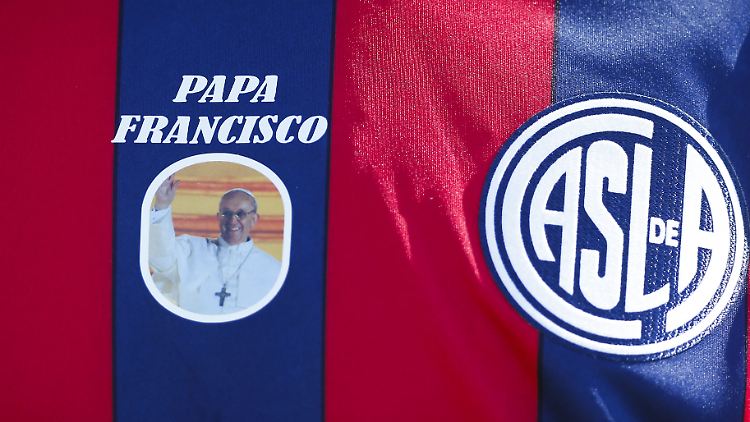 Den Papst auf dem Trikot - dann klappts auch auf dem Platz.
