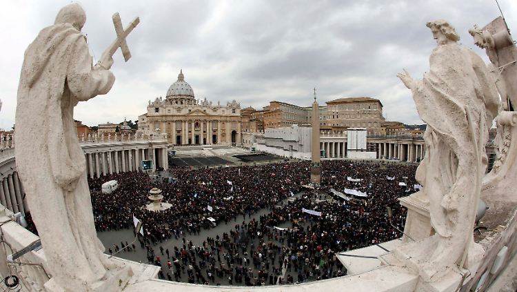 Zehntausende hatten seit dem frühen Morgen auf dem Petersplatz gewartet, um dem Angelus-Gebet des neuen Papstes beizuwohnen.