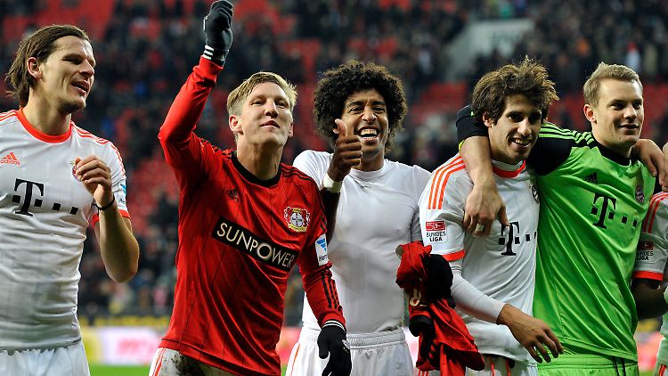 In Feierlaune: Münchens Bastian Schweinsteiger und seine Kollegen nach dem Sieg in Leverkusen.