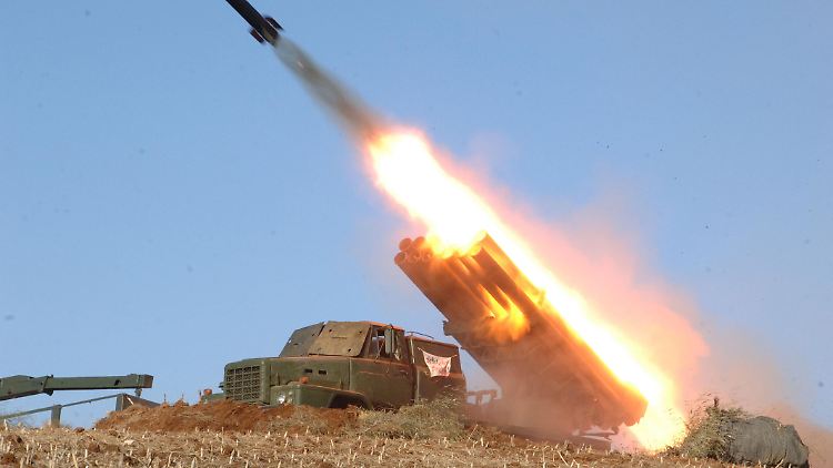 Die nordkoreanische Nachrichtenagentur KCNA hat mal wieder martialische Bilder verbreitet: Dieses zeigt einen Raketenstart im Rahmen einer Militärübung.