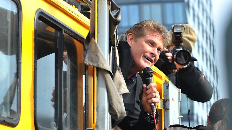 Vor lauter Fans musste Hasselhoff in ein Auto "fliehen".