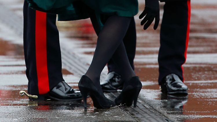Kann ja mal passieren: Kate bleibt mit dem Schuh im Gully stecken.