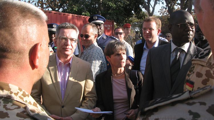 De Maizière bei einem Abstecher nach Dakar.