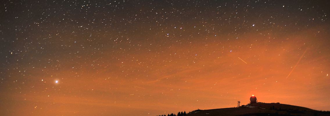 Blick in den Sternenhimmel über der Wasserkuppe in der Rhön: Hier ist Lichtverschmutzung kein Thema.