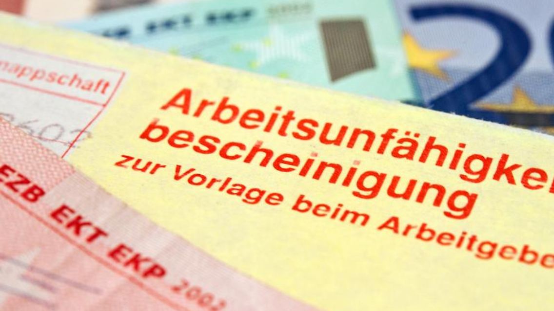 Eine Berufsunfähigkeitsversicherung schützt vor den finanziellen Folgen einer langen Krankheit. Oft zahlt die Versicherung aber nicht sofort. Foto: Andrea Warnecke
