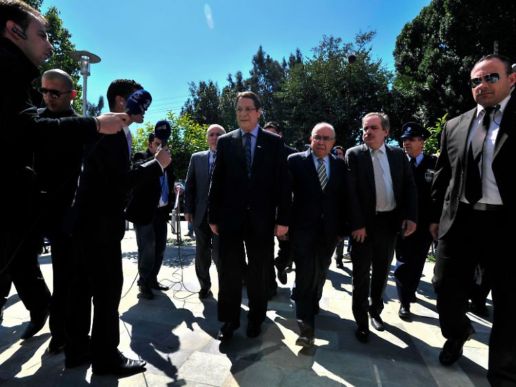 Die Welt schaut auf Nikosia: Präsident Nicos Anastasiades auf dem Weg ins Parlament.