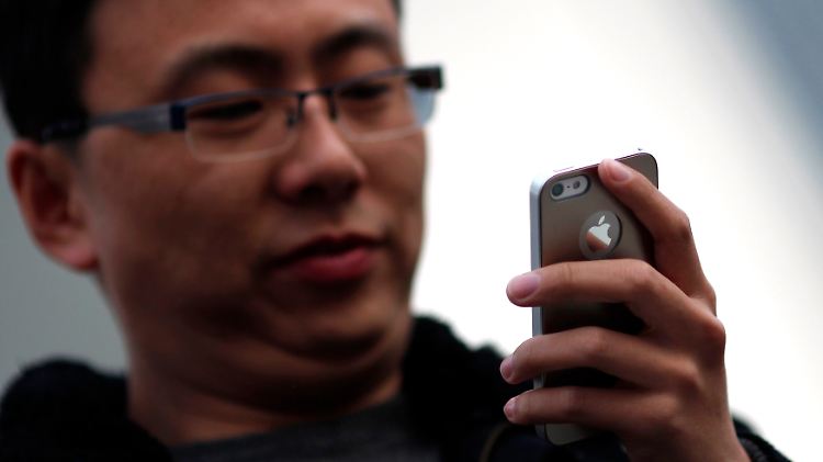 Nicht nur telefonieren, auch zum Spielen benutzen viele ihre Smartphones.