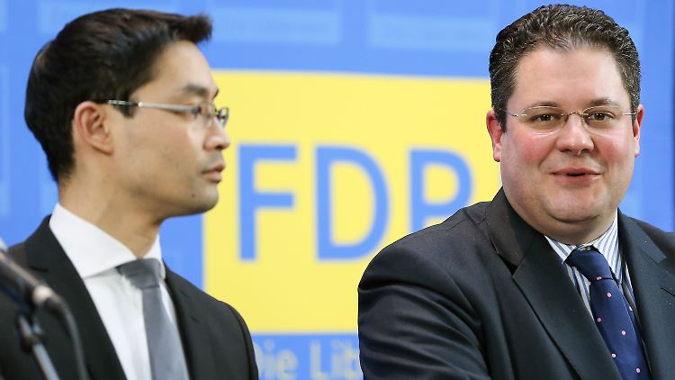 Parteichef Rösler und Generalsekretär Döring erklären ihre Haltung zur NPD auf einer Pressekonferenz in Berlin.