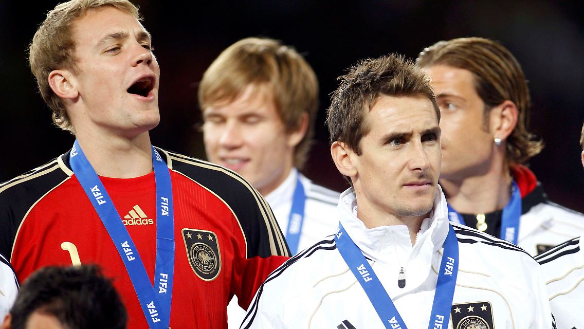 Die Freude von Keeper Manuel Neuer über Platz drei mochte ein melancholischer Miroslav Klose nicht teilen.