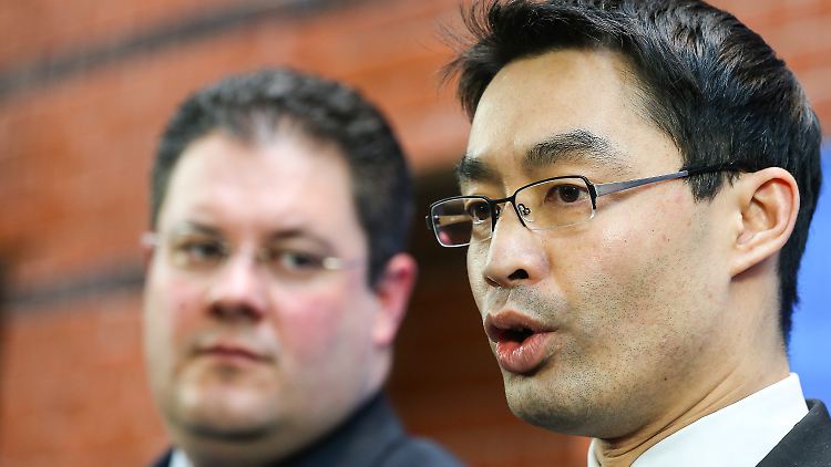 FDP-Chef Rösler (r.) und Generalsekretär Döring erklären in Berlin das Vorgehen der Liberalen.