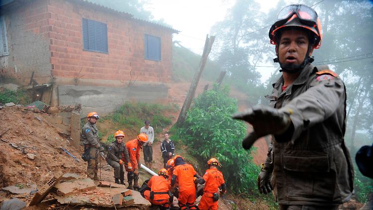 Rettungskräfte bergen den Leichnam eines Anwohners in Petropolis.