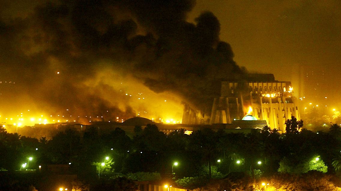 Die infernalischen Bilder aus dem nächtlichen Bagdad gehen um die Welt. Sie sollen die Macht und Entschlossenheit der USA verdeutlichen und sind Teil der sogenannten "Shock and Awe"-Kampagne (Schrecken und Ehrfurcht). Vom ersten Tag an soll den gegnerischen Truppen klar gemacht werden, dass sie keine Chance haben.