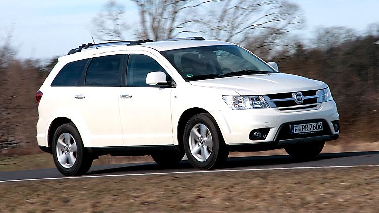 Den Freemont gibt es nur als Diesel, die Allrad-Version hat ein Automatik-Getriebe.