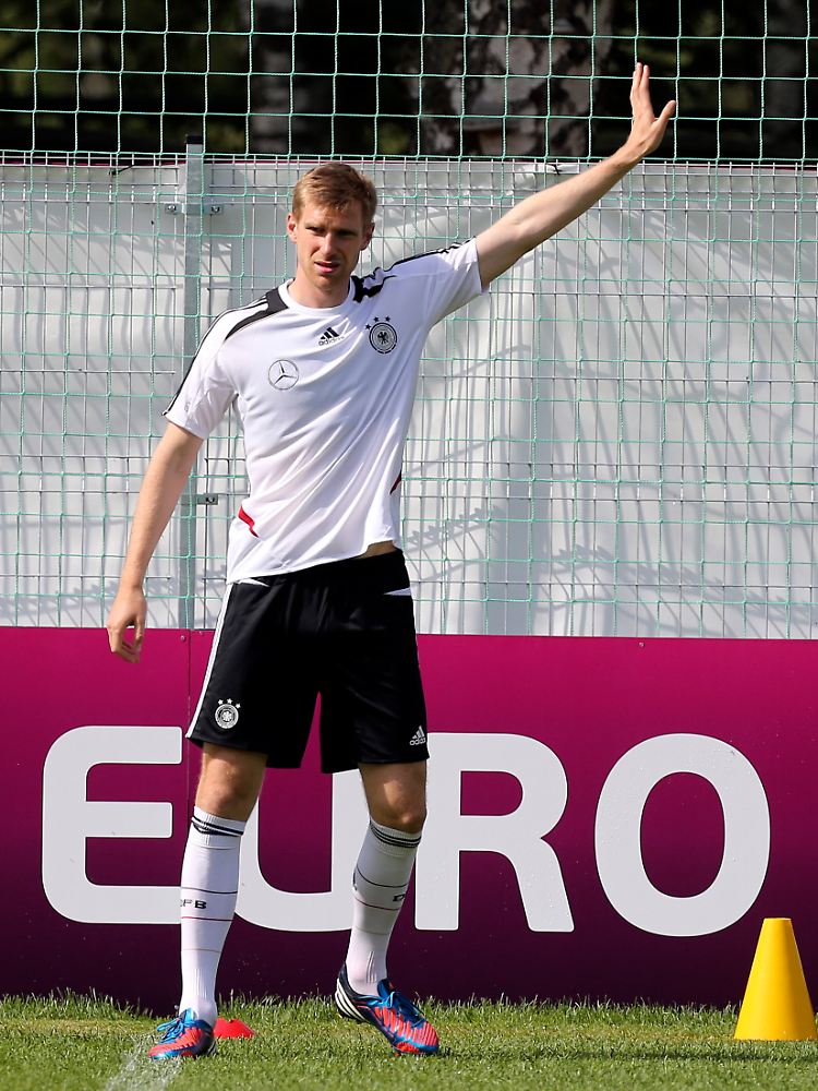Nach seiner Reservistenrolle bei der EM ist Per Mertesacker gegen Kasachstan gesetzt.