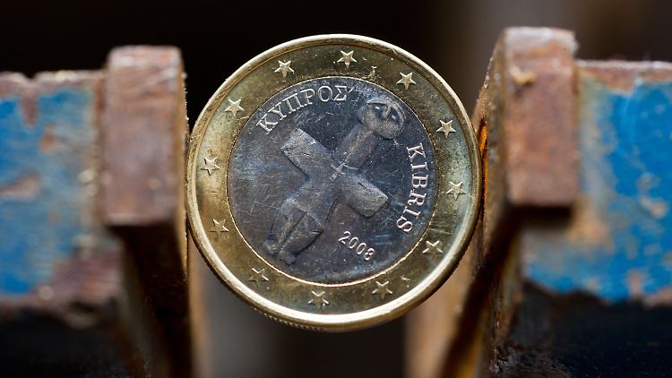 Die Zypern-Krise nimmt den Euro in die Zange.