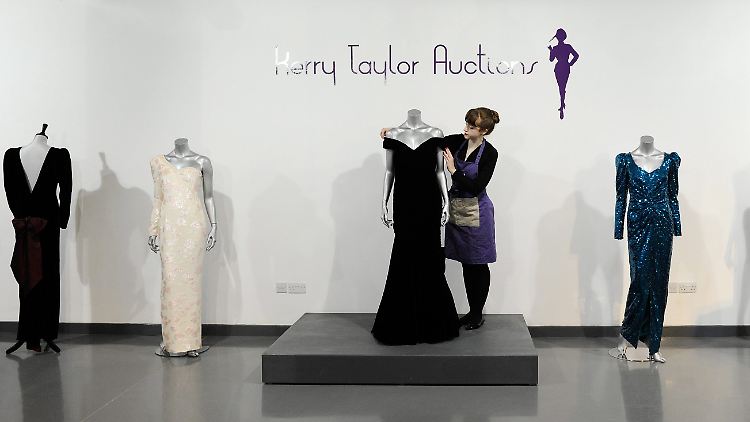 In der Mitte steht das teure Stück, das jetzt die Frau eines "britischen Gentlemans" tragen soll.