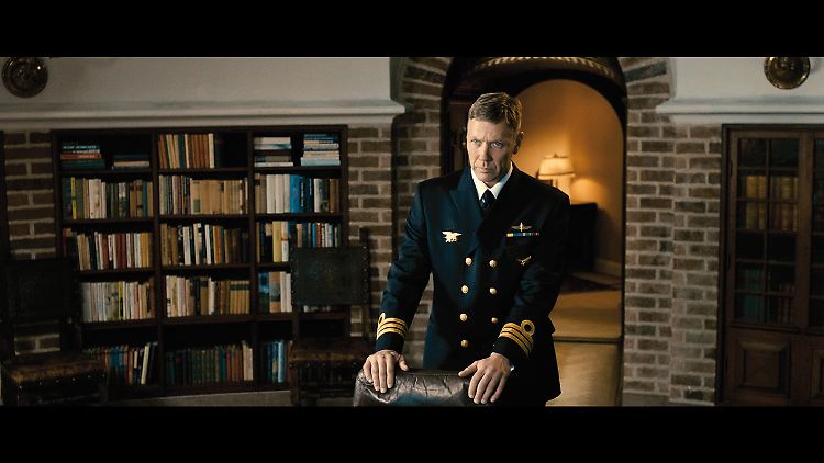 Agent Hamilton mal nicht in Zivil: Aber auch in Uniform macht der schwedische Agent eine gute Figur.