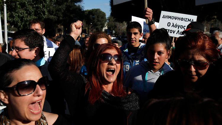 Protest vor dem Parlament in Zyperns Hauptstadt Nikosia.