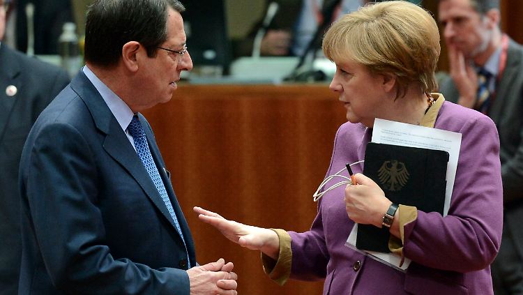 Zyperns Präsident Anastasiades spricht in Brüssel mit Merkel, die auf sein Anliegen nicht eingeht.