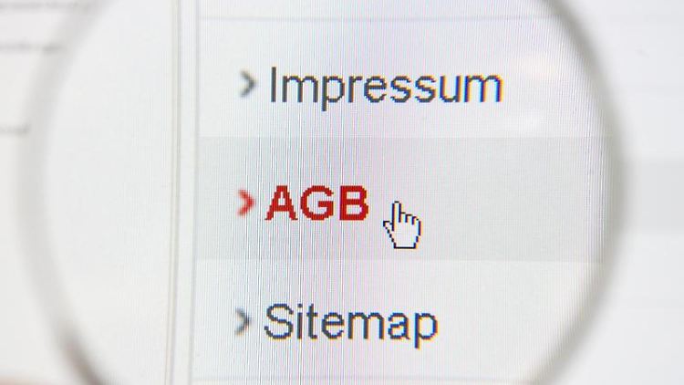 Zumindest die wichtigsten Passagen der Allgemeinen Geschäftsbedingungen (AGB) von Online-Händlern oder -Dienstleistern sollten Verbraucher überfliegen.