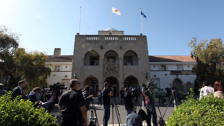 Medienauflauf vor dem Präsidentenpalast in Nikosia auf Zypern.