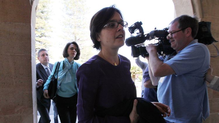 Die EZB-Vertreterin Isabel von Koeppen, hinter ihr die Leiterin der Troka-Delegation, Delia Velculescu, auf dem Weg zum zyprischen Präsidenten Nicos Anastasiades.