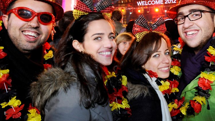 Glücklich in Deutschland: feiernde Touristen. Deutschen fehlt oft das Zeug zur Zufriedenheit.