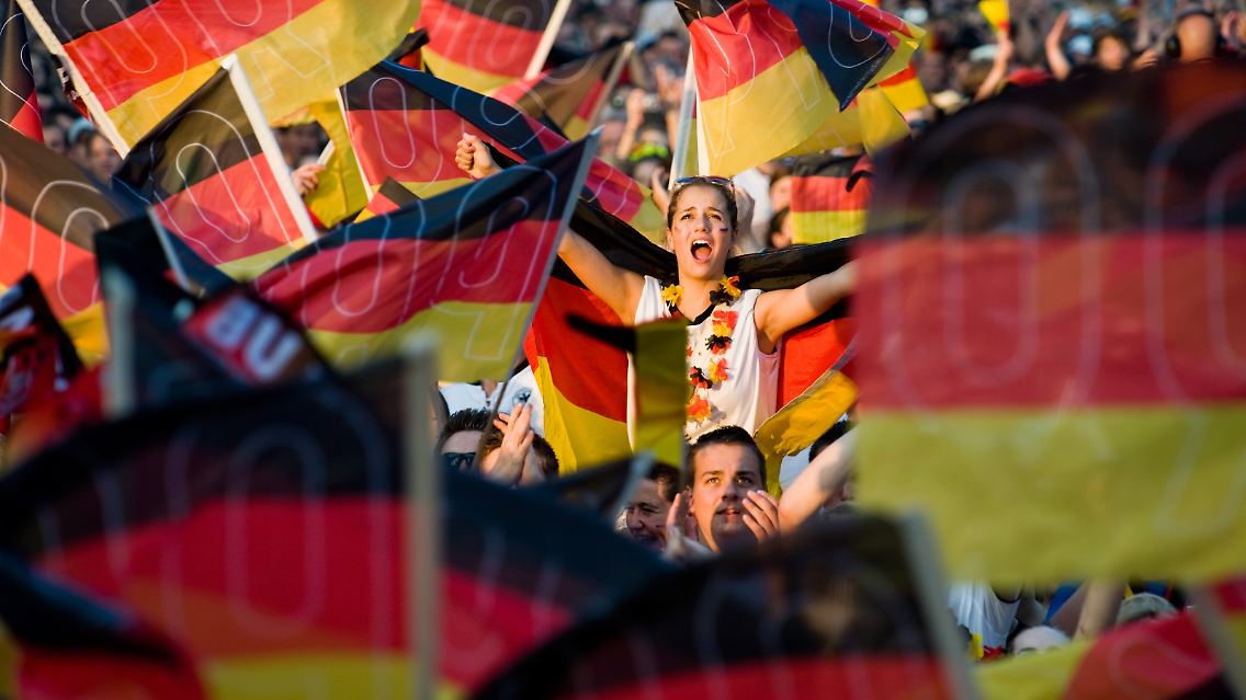 Deutschland feiert - die Fans sind nach der Enttäuschung über die Halbfinal-Niederlage mit dem dritten Platz zufrieden.