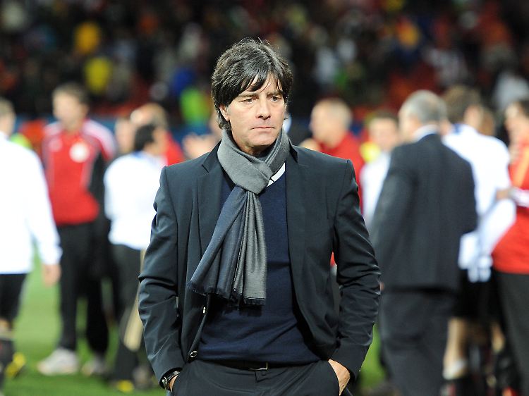 Joachim Löw wird mit dem Bundesverdienstkreuz ausgezeichnet. Die Mannschaft soll das "Silberne Lorbeerblatt" erhalten.