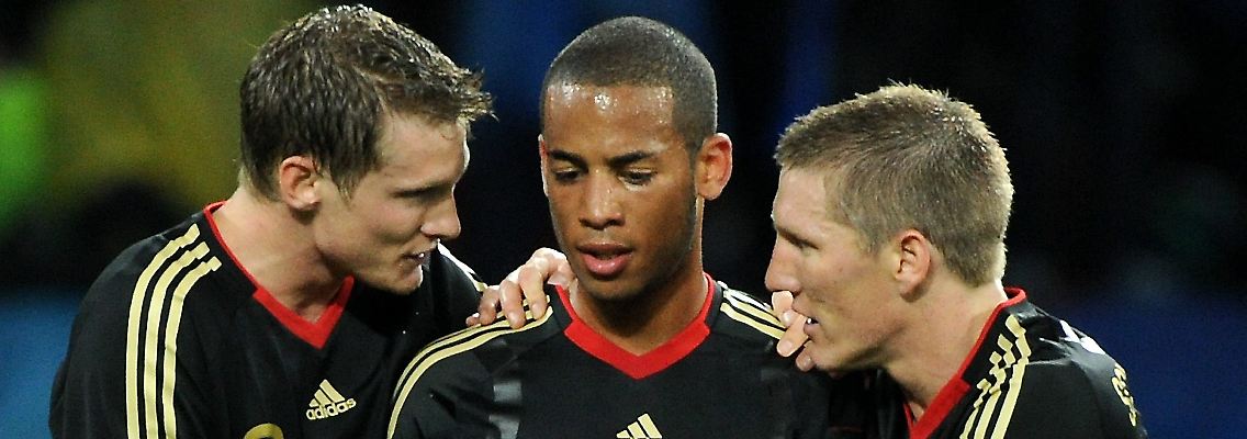 In guter Gesellschaft: Dennis Aogo mit Bastian Schweinsteiger, rechts, und Marcell Jansen.