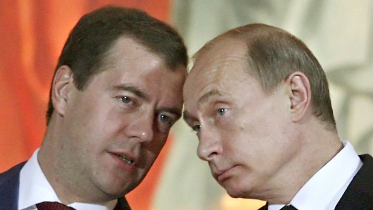 Dmitri Medwedjew und sein Chef Wladimir Putin pokern.