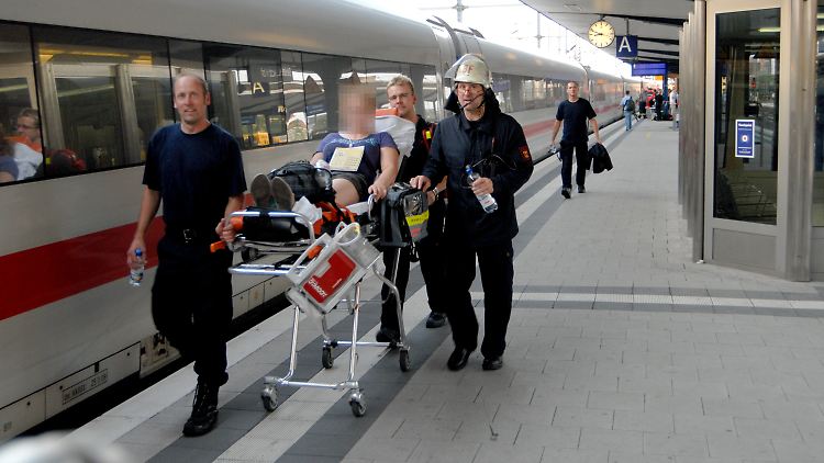 Rettungskräfte versorgen eine kollabierte Schülerin in Bielefeld.