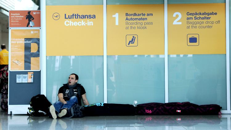 Ein russischer Passagier, dessen Flug ausgefallen ist, stellt sich auf eine längere Wartezeit ein.