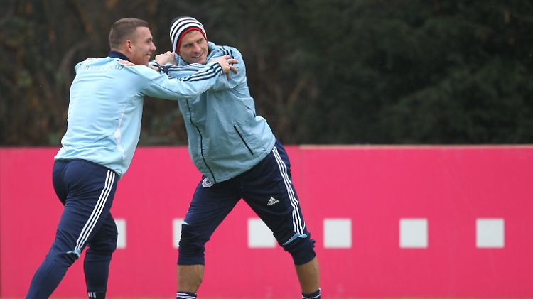 MIttelstürmer Mario Gomez (r.) beim Kräftemessen mit Lukas Podolski, der liebend gern wieder als Mittelstürmer spielen würde.