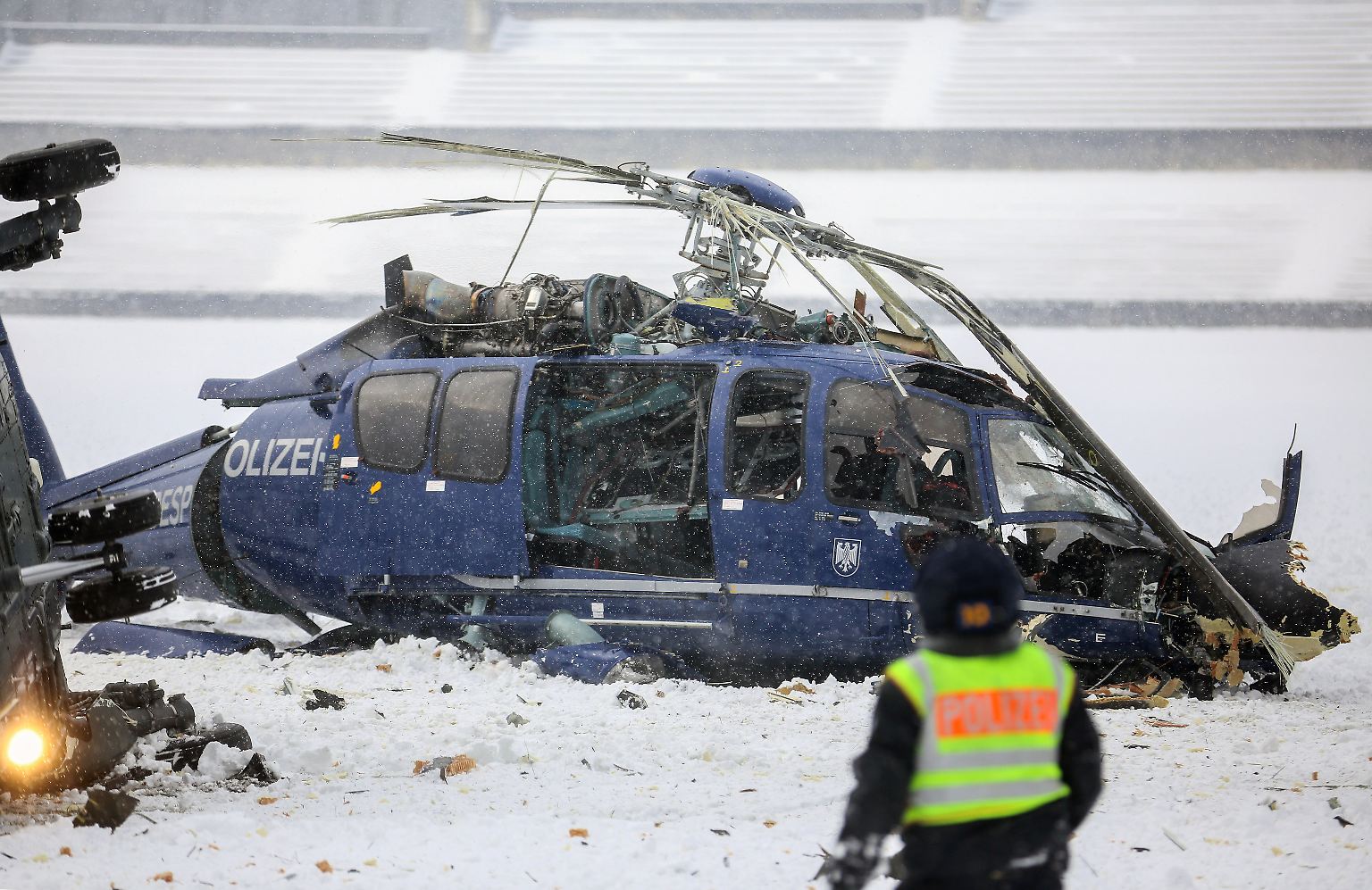 Entsetzen in Berlin. Zwei Hubschrauber stürzen ab, nachdem sie kollidiert sind.
