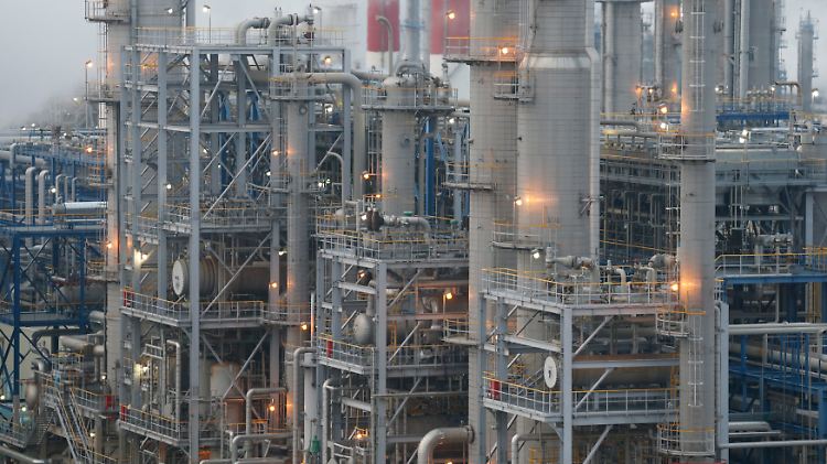 Sieht unübersichtlich aus, folgt aber dennoch einem Plan: In diesem Rohrgewirr raffinieren Total-Techniker Rohöl zu Benzin und Diesel.