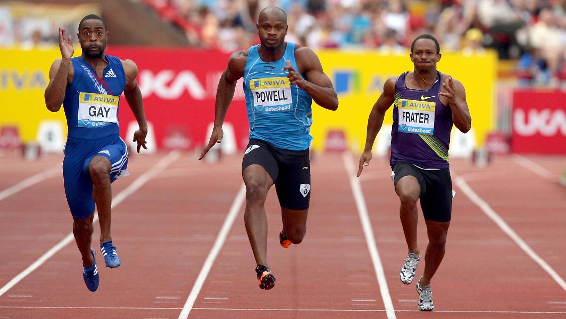 Tysoin Gay kann sich gegen Asafa Powell in Gateshead durchsetzen.