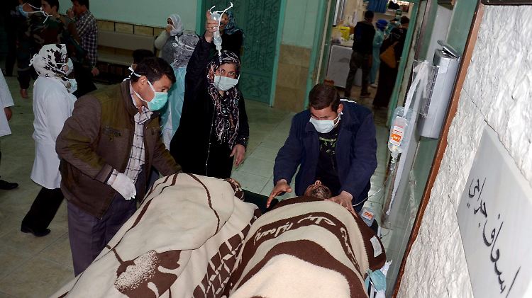 Erste Hilfe nach einem Anschlag in Aleppo. Regierung und Rebellen bezichtigen sich gegenseitig, Giftgas einzusetzen.