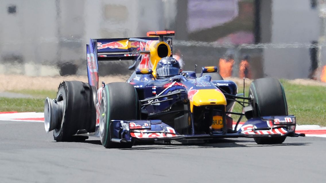 Treppchen ade: Ein beschädigter Hinterreifen zwingt Vettel, das Feld von hinten aufzurollen.