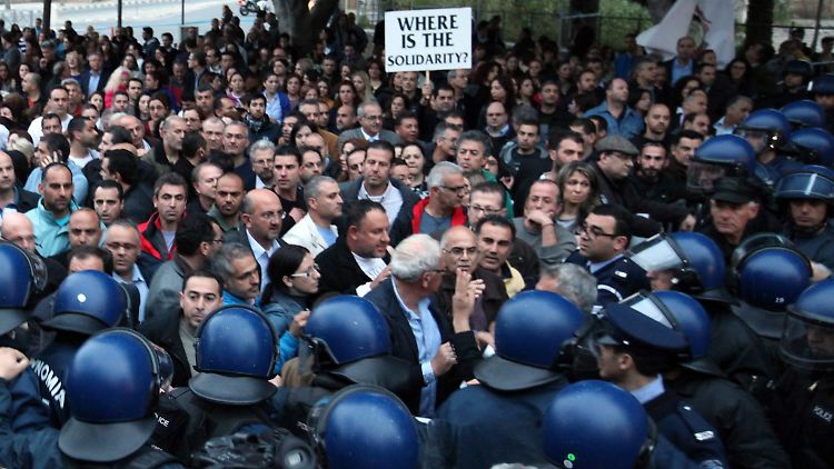 Vor dem Parlament demonstrieren viele Menschen gegen den Plan, die Laiki Bank abzuwickeln.