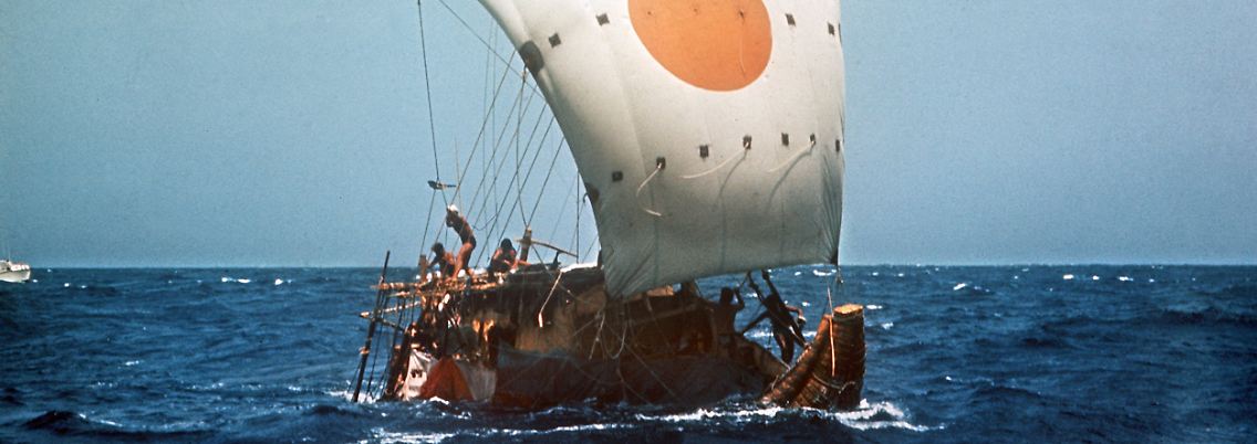 Das Papyrusboot Ra II auf hoher See, aufgenommen im April 1970.