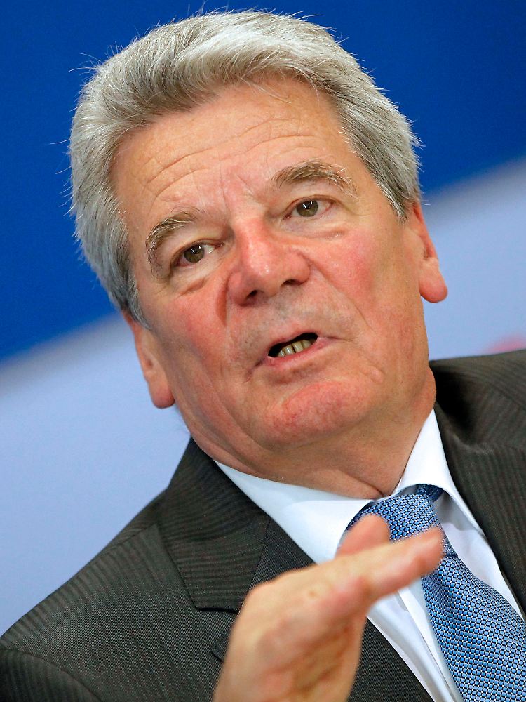 Gauck wurde 1940 in Rostock geboren. 1967 wurde er zum Pastor ordiniert, als der er bis 1989 arbeitete.