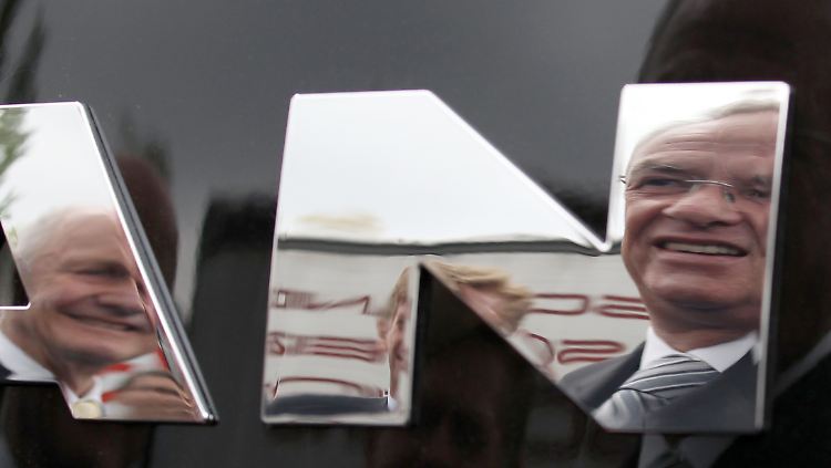 VW-Aufsichtsratschef Piech (l.) hat gut Lachen: Europas größter Autobauer zbleibt mit der Abfindung an die Minderheitsaktionäre weit unter demd erzeitigen Kursniveau.