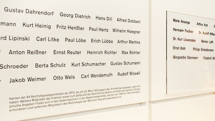Die Gedenktafel im Flur der SPD-Bundestagsfraktion