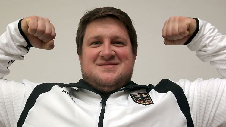 Matthias Steiner bei einem Fototermin im Sitz des Bundesverbandes Deutscher Gewichtheber in Leimen.
